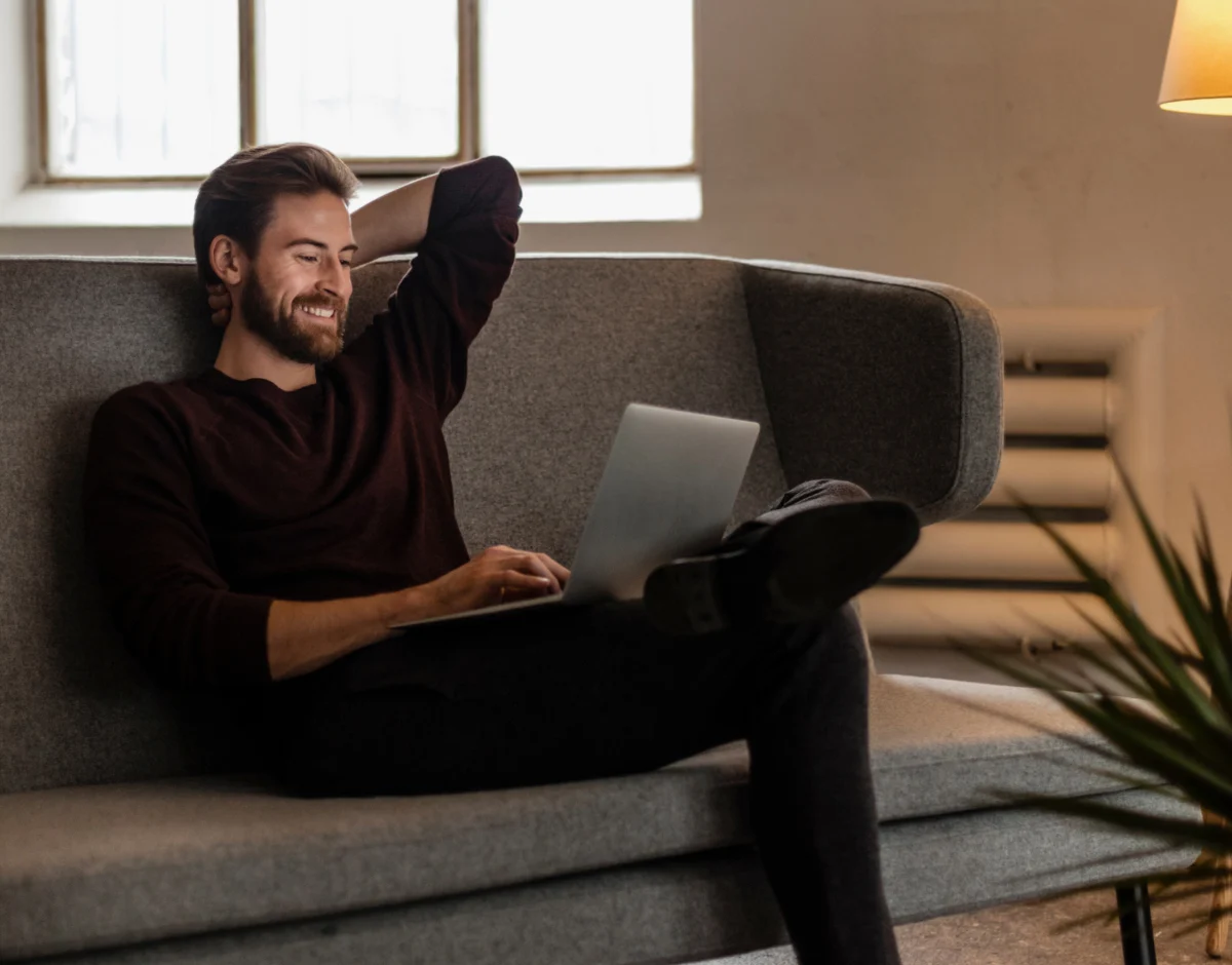 Hombre sonriendo con laptop